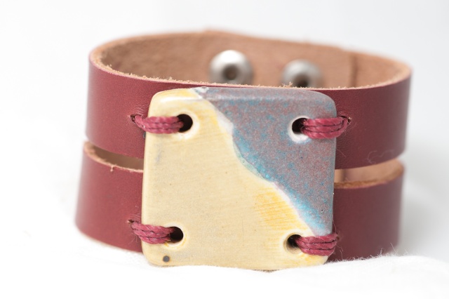 Breites Armband mit großem Medaillon. Verschluss: Druckknöpfe Bild