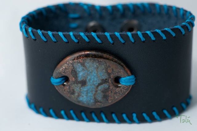 Breites Armband mit Medaillon und Garn. Verschluss: Druckknöpfe Bild