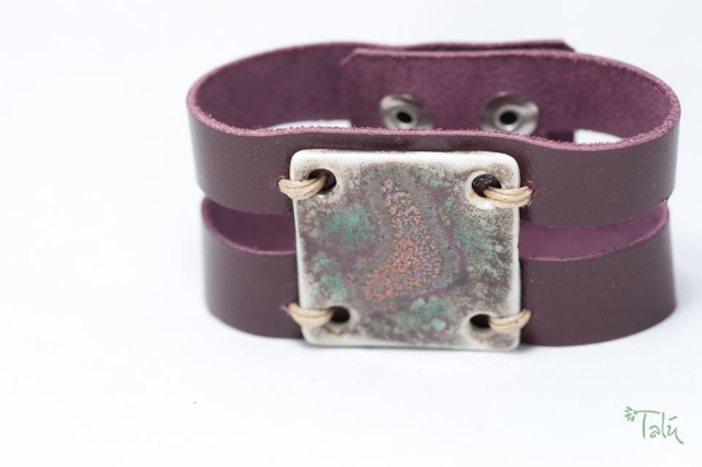 Breites Armband mit großem Medaillon. Verschluss: Druckknöpfe Bild