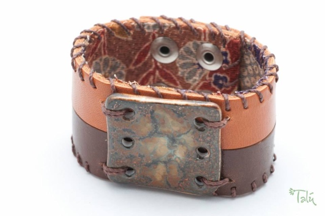 Breites Armband mit großem Medaillon und Garn, gefüttert. Verschluss: Druckknöpfe Bild