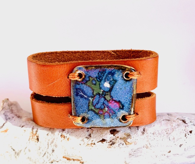 Breites Armband mit großem Medaillon. Verschluss: Druckknöpfe Bild