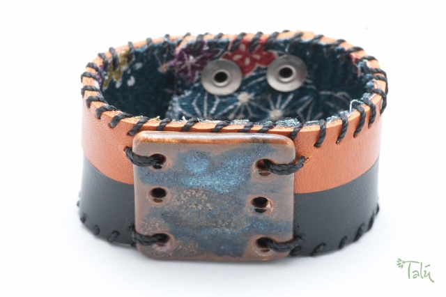 Breites Armband mit Medaillon und Garn, gefüttert. Verschluss: Druckknöpfe. Bild