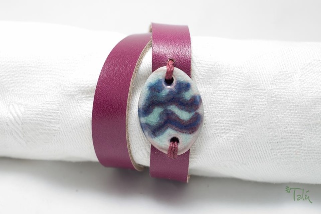Dünnes Armband mit Medaillon um zweimal umzuwickeln. Verschluss: Schnalle Bild
