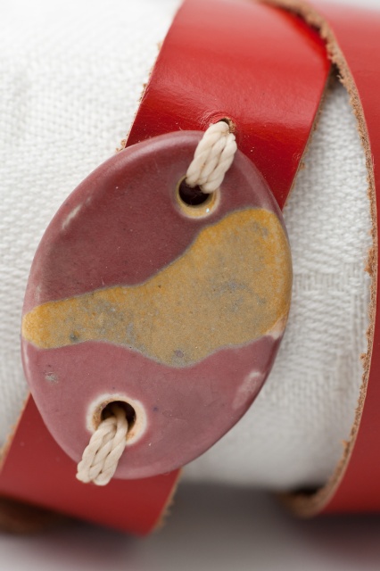 Dünnes Armband mit Medaillon zweimal gewickelt. Verschluss: Schnalle Bild