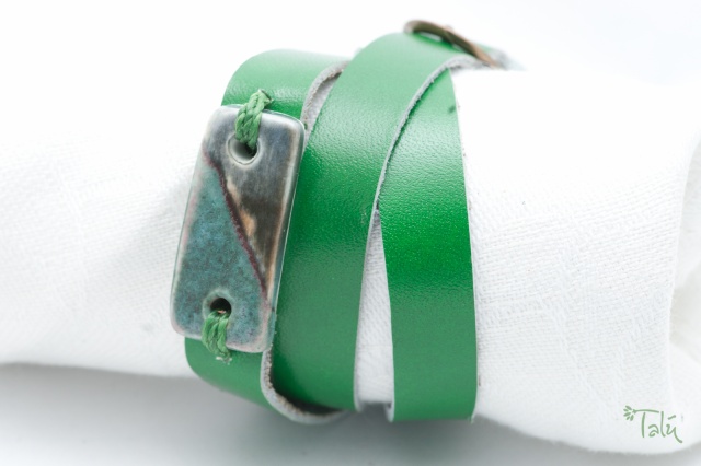 Dünnes Armband mit  Porzellanmedaillon. Verschluss: Schnalle Bild