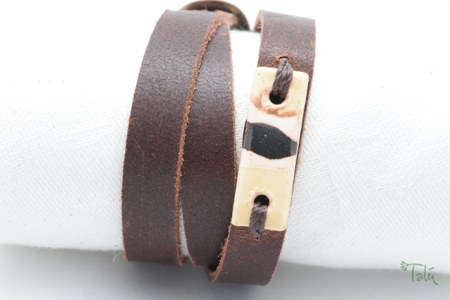 Dünnes Armband mit Porzellanmedaillon. Verschluss: Schnalle Bild