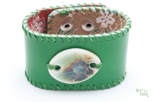 Breites Armband, gefüttert, mit Porzellanmedaillon. Verschluss: Druckknöpfe Bild