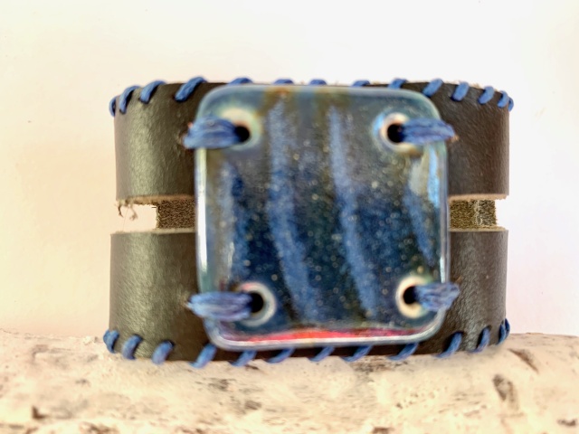 Breites Armband mit großem Medaillon. Verschluss: Schnalle Bild