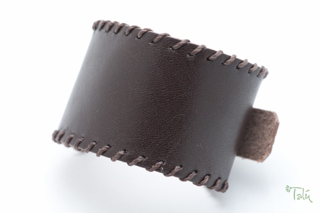 Breites Armband ca. 3,9 cm breit in tabak mit gewachstem Garn. Verschluss: Schnalle  Bild