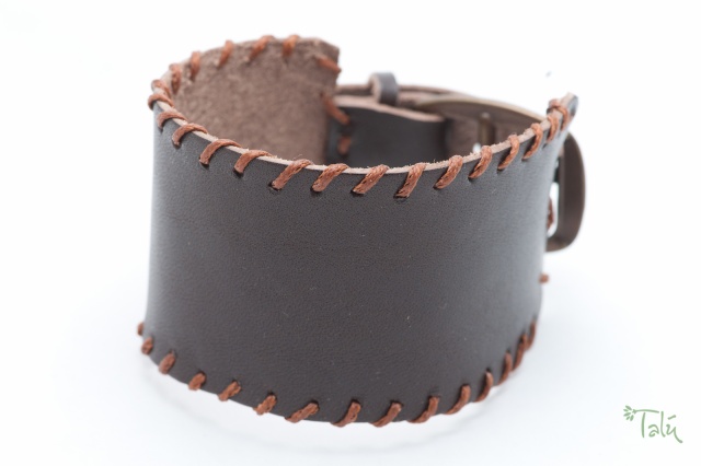 Breites Armband ca. 3,9 cm breit in tabak mit gewachstem Garn. Verschluss: Schnalle  Bild