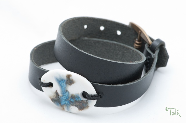 Dünnes Armband mit Porzellanmedaillon. Verschluss: Schnalle Bild