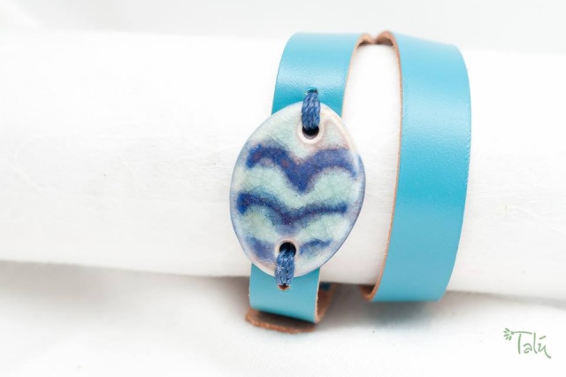 Dünnes Armband mit Medaillon um zweimal umzuwickeln. Verschluss: Schnalle Bild
