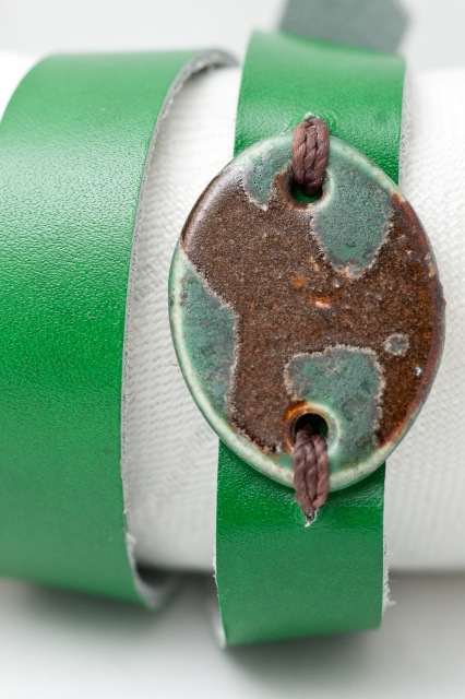 Dünnes Armband mit Medaillon zweimal gewickelt. Verschluss: Schnalle Bild
