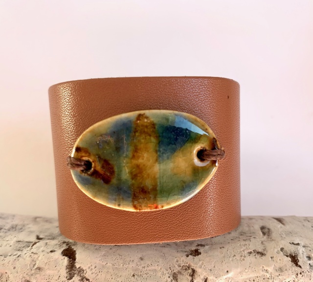 Breites Armband mit Medaillon. Verschluss: Druckknöpfe Bild