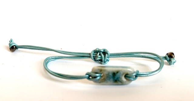 Armband aus Lederschnur 1mm Bild