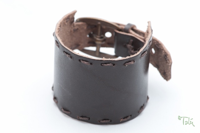Breites Armband im tabak mit gewachstem Garn. Verschluss: Schnalle Bild