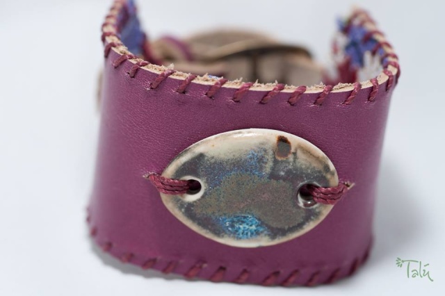 Breites Armband mit Medaillon und Garn, gefüttert. Verschluss: Schnalle Bild