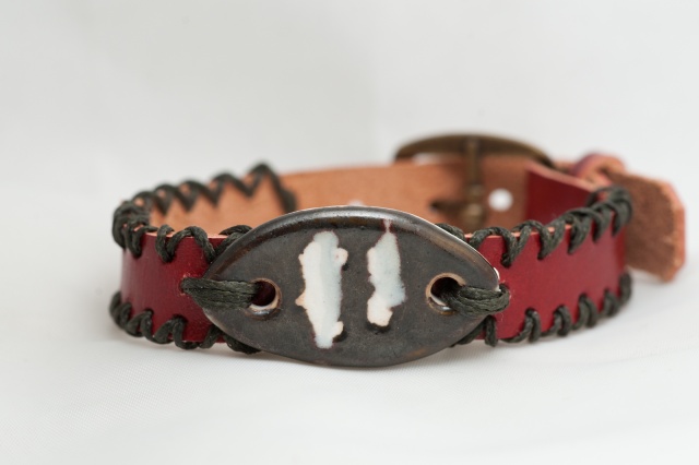 Dünnes Armband in rot. Verschluss: Schnalle Bild