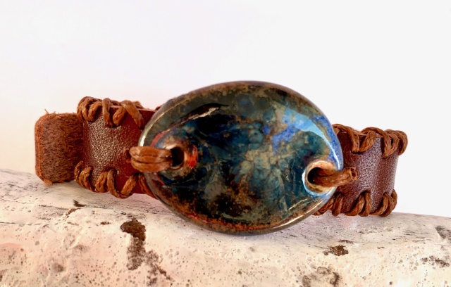 Dünnes Armband in braun. Verschluss: Schnalle Bild