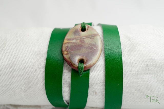 Dünnes Armband um dreimal umzuwickeln. Verschluss: Schnalle Bild