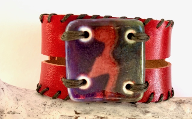 Breites Armband mit großem Medaillon. Verschluss: Schnalle Bild