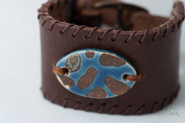 Breites Armband mit Porzellanmedaillon, gefüttert. Verschluss: Schnalle Bild