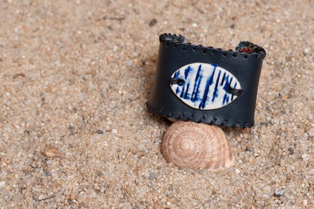 Breites Armband mit Medaillon und Garn. Verschluss: Schnalle Bild