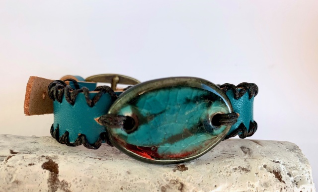 Dünnes Armband in türkis. Verschluss: Schnalle Bild