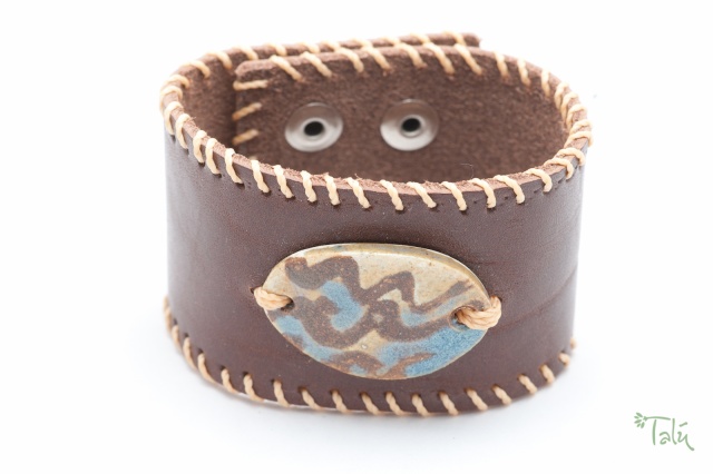 Breites Armband mit Medaillon und Garn. Verschluss: Druckknöpfe Bild