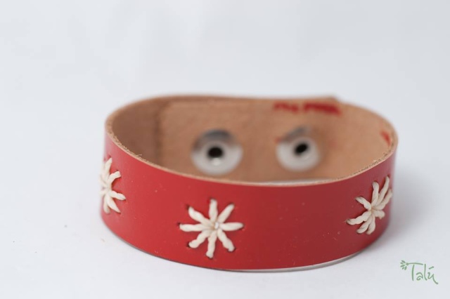 Kinderarmband mit Sternen aus Garn. Verschluss: Druckknöpfe Bild