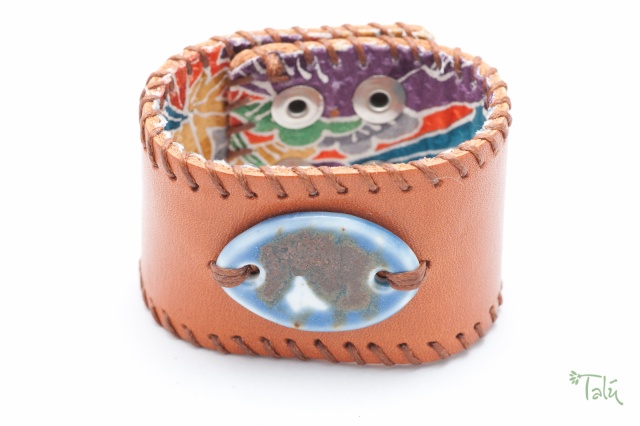 Breites Armband, gefüttert, mit Porzellanmedaillon. Verschluss: Druckknöpfe Bild