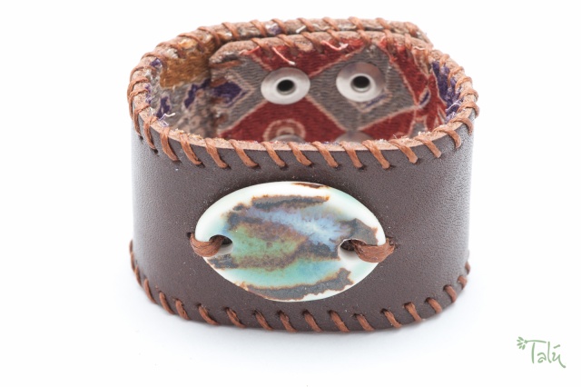 Breites Armband mit Medaillon und Garn, gefüttert. Verschluss: Druckknöpfe Bild