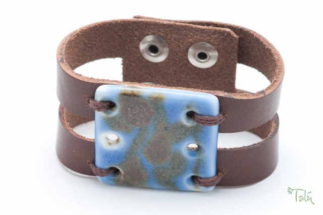 Breites Armband mit großem Medaillon. Verschluss: Druckknöpfe Bild