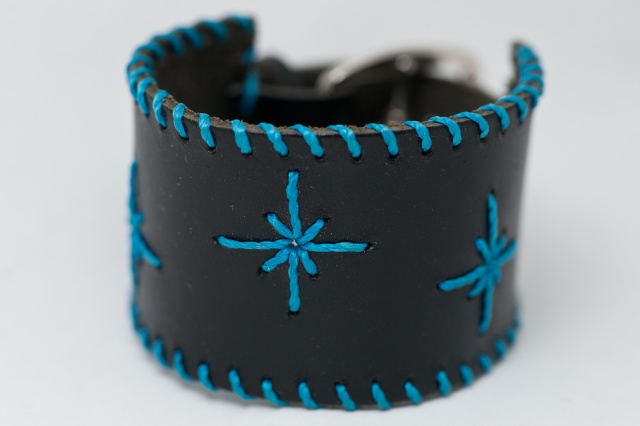Breites Armband mit Sternen aus blauen Garn. Verschluss: Schnalle Bild