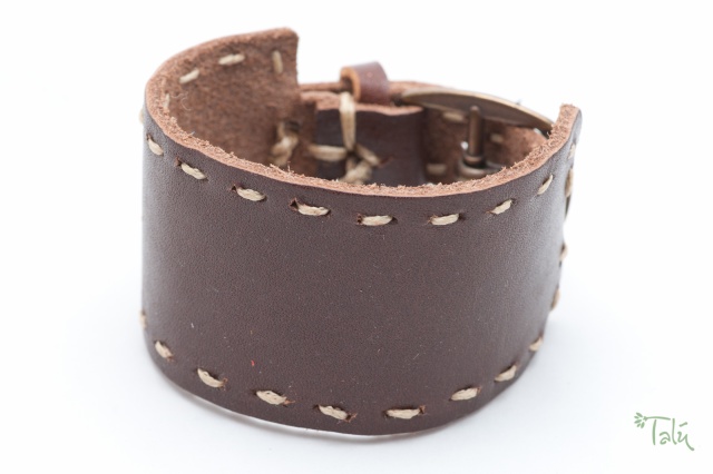 Breites Armband ca. 3,9 cm breit in tabak mit gewachstem Garn. Verschluss: Schnalle  Bild