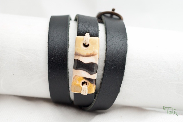 Dünnes Armband mit Porzellanmedaillon. Verschluss: Schnalle Bild