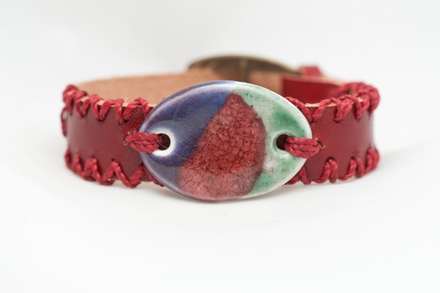 Dünnes Armband in bordeaux. Verschluss: Schnalle Bild