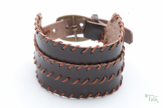 Breites Armband mit dünnem Riemen und Garn. Verschluss: Schnalle Bild