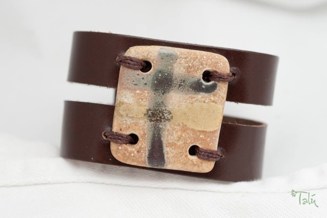 Breites Armband mit großem Medaillon. Verschluss: Druckknöpfe Bild