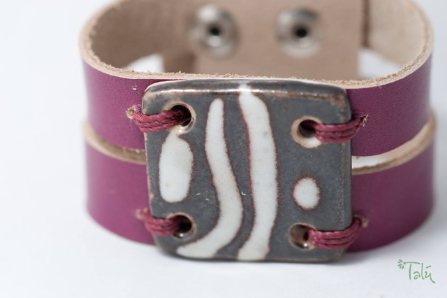 Breites Armband mit großem Medaillon. Verschluss: Druckknöpfe Bild