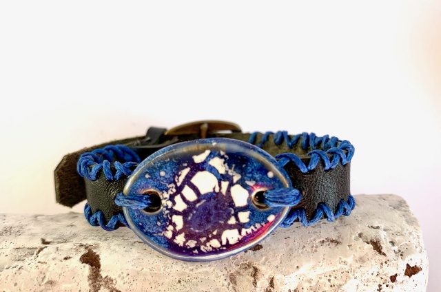 Dünnes Armband in schwarz. Verschluss: Schnalle Bild