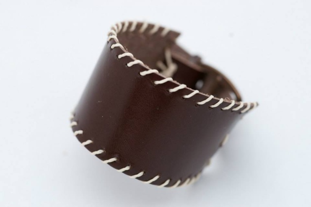 Breites Armband mit Garn. Verschluss: Schnalle Bild