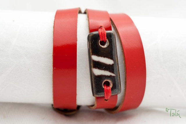 Dünnes Armband um dreimal umzuwickeln. Verschluss: Schnalle Bild